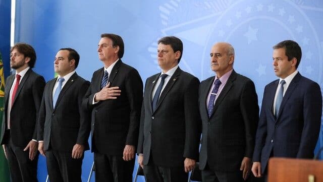 Em cerimônia com Bolsonaro, governo assina concessão de aeroportos da Paraíba por 30 anos