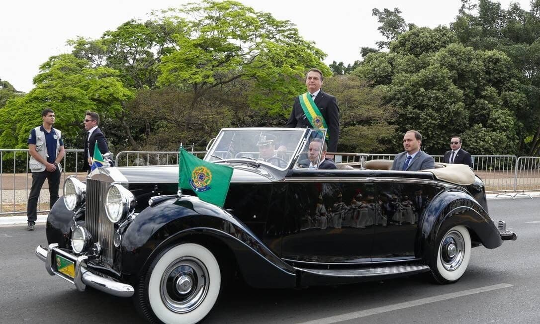 Bolsonaro abre desfile de 7 setembro acompanhado do filho Carlos