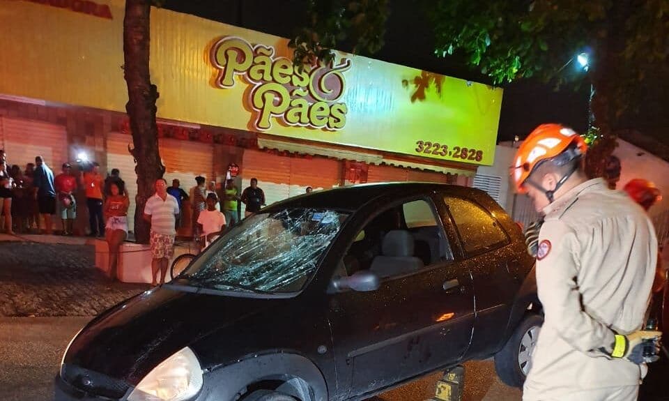 Homem morre atropelado em João Pessoa e corpo fica embaixo de carro