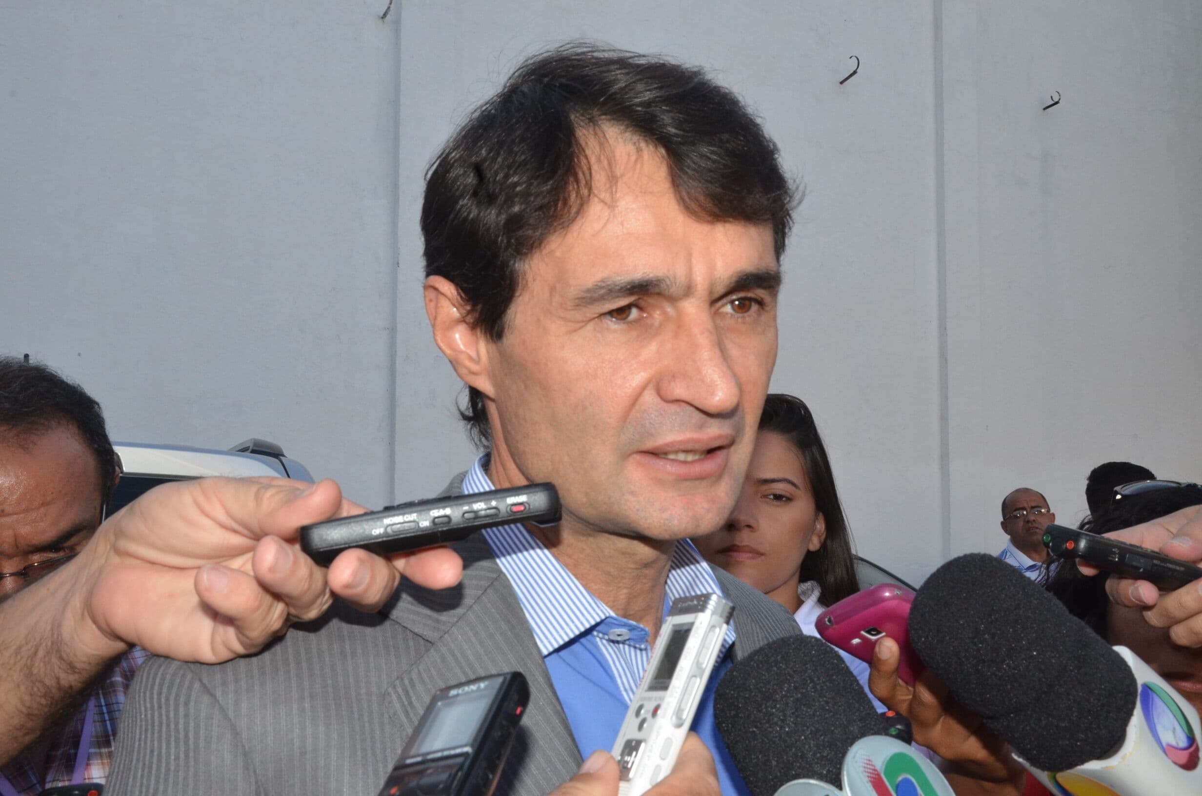 Prefeito de Campina Grande sanciona lei que proíbe exposição artística com 'teor pornográfico'