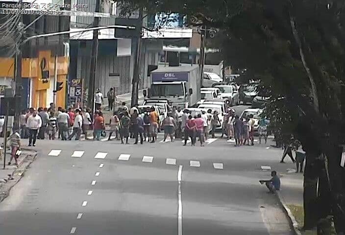 Ambulantes protestam contra ação da Sedurb e bloqueiam trânsito no Centro de João Pessoa