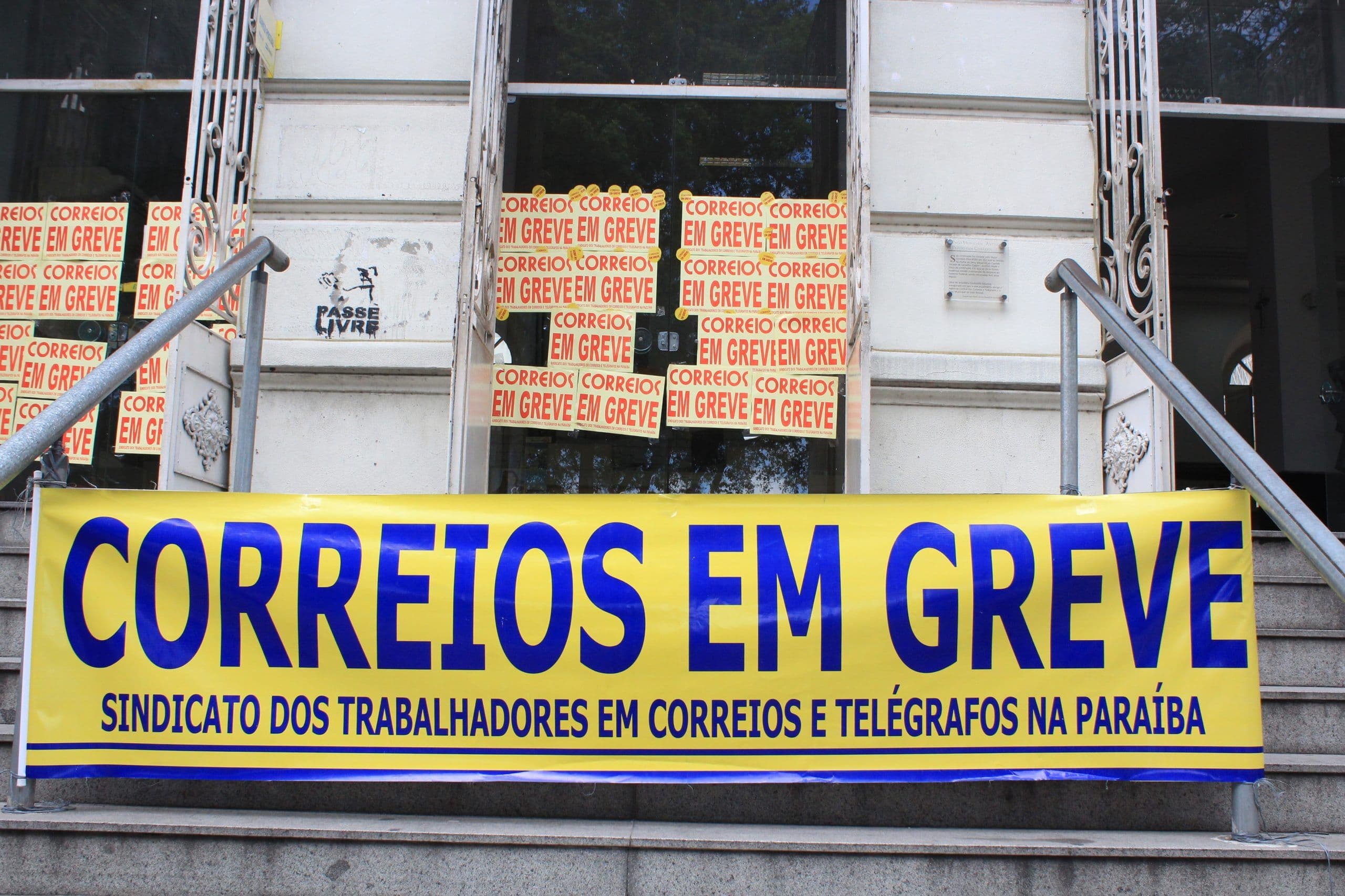 Funcionários dos Correios entram em greve no país por tempo indeterminado