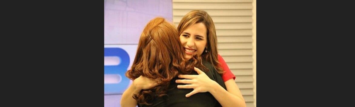 Patrícia Rocha compartilha fotos de abraços da despedida na TV Cabo Branco