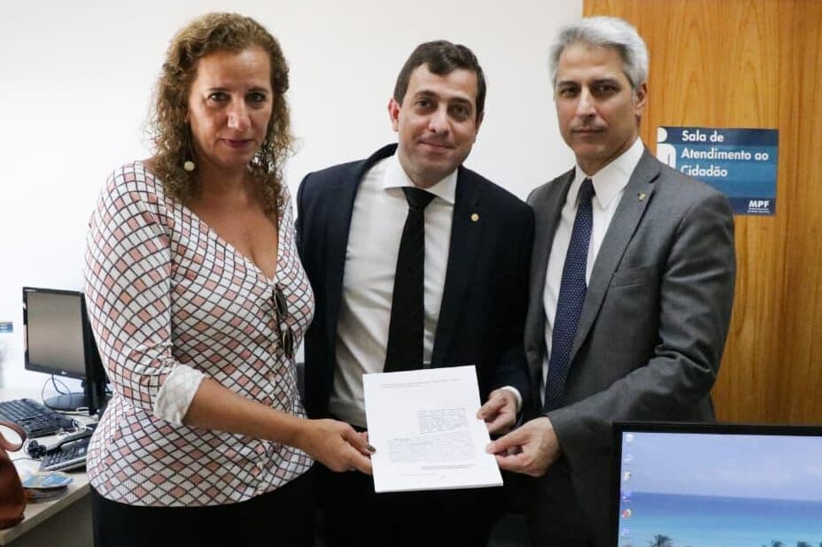 Gervásio pede, em representação, investigação sobre Bolsonaro e ministro por omissão com queimadas na Amazônia