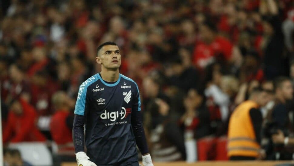 Tite rasga elogios ao goleiro Santos: "É seguro, discreto e joga bem com os pés"
