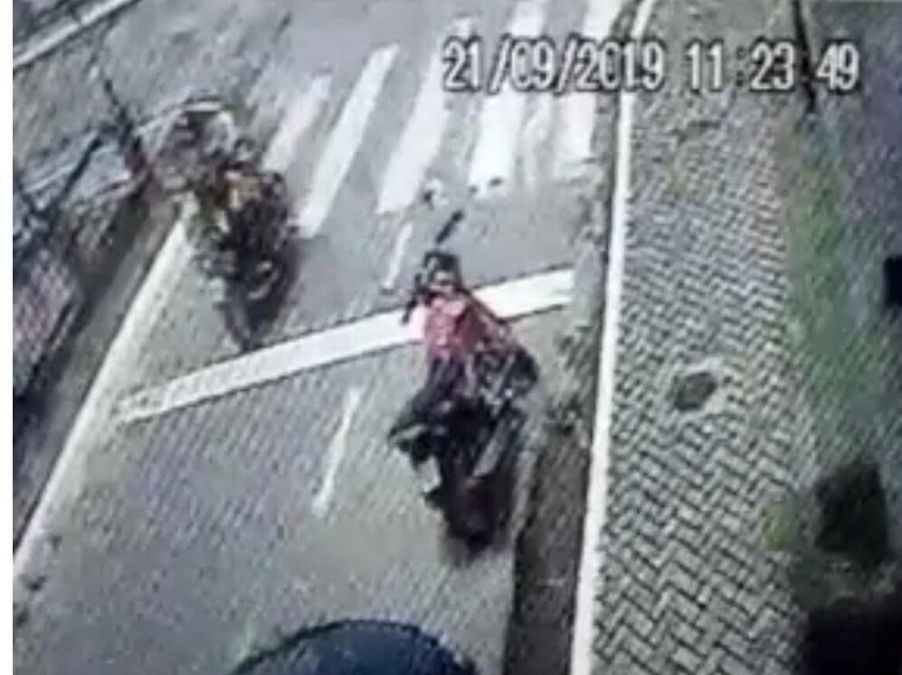 Câmera flagra momento em que carro capota e arremessa dois motociclistas em Tambauzinho