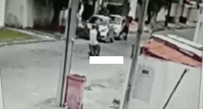 Câmera registra dupla de moto assaltar mulher em João Pessoa