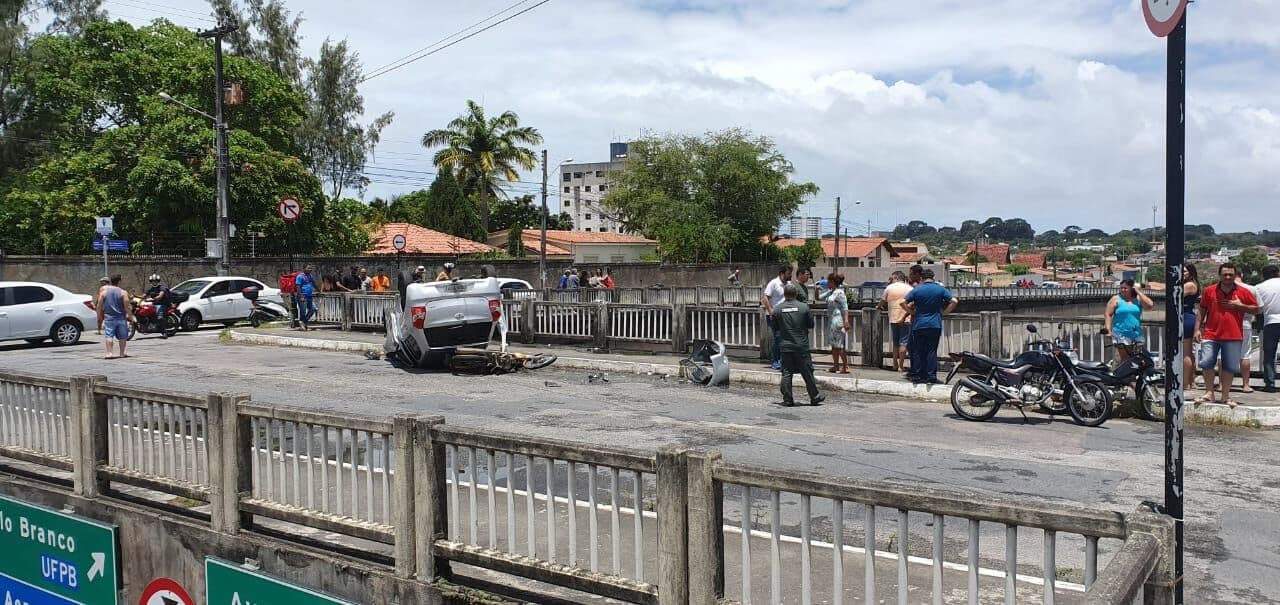 Homem morre ao cair de viaduto na BR-230 após acidente entre carro e moto