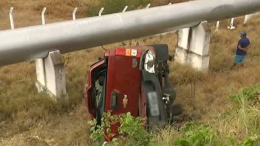 Mulher morre após carro colidir com tubulação e capotar em estrada da Paraíba