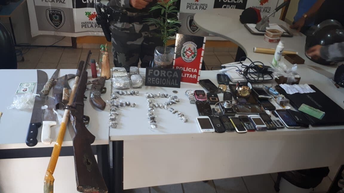 Dupla suspeita de tráfico é apreendida com armas, drogas, dinheiro, facões e eletrônicos