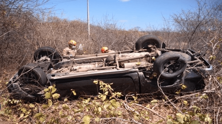 Carro capota em rodovia entre Aparecida e Pombal e motorista morre preso às ferragens