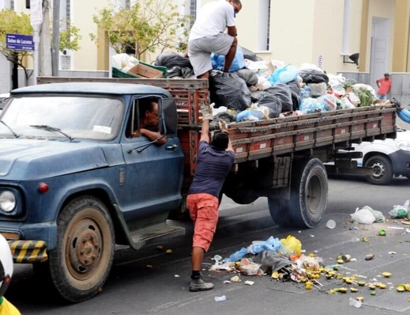 Garis entram em greve pela 2º vez em menos de um ano e prefeitura 'improvisa' coleta de lixo
