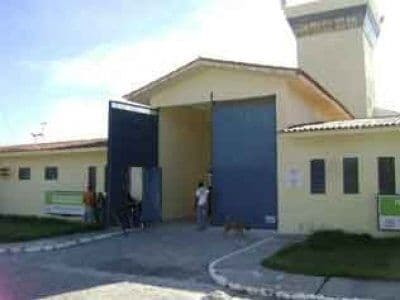 Mulher é presa ao tentar entrar no PB1 com drogas em marmita