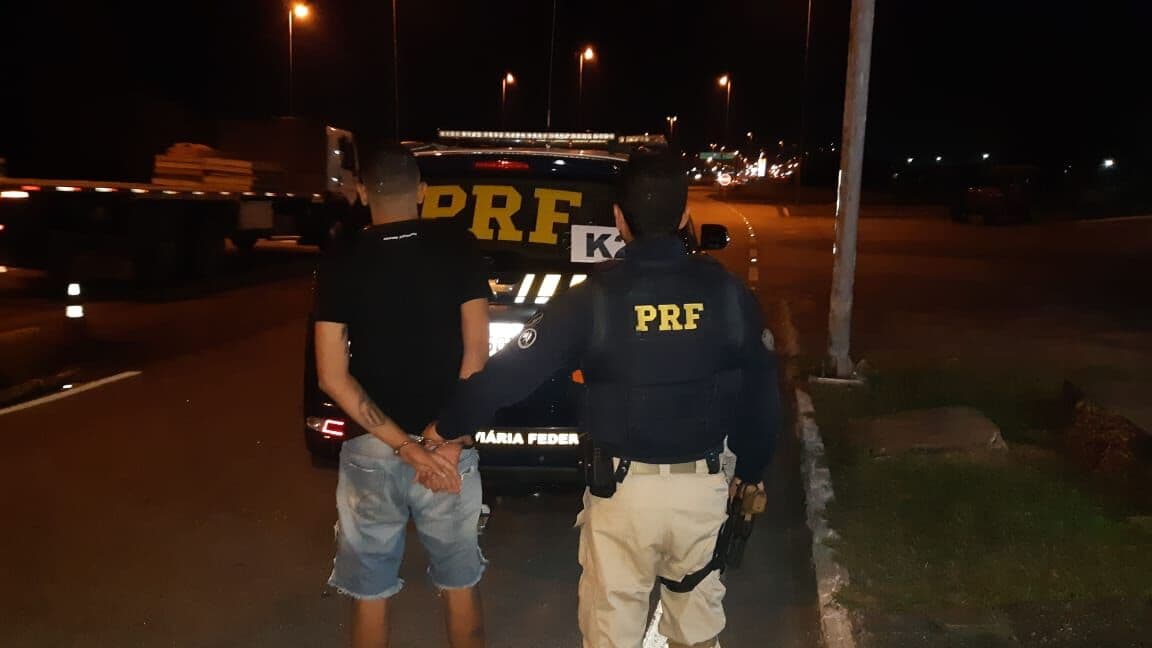 PRF prende homem por tráfico de drogas em ônibus interestadual