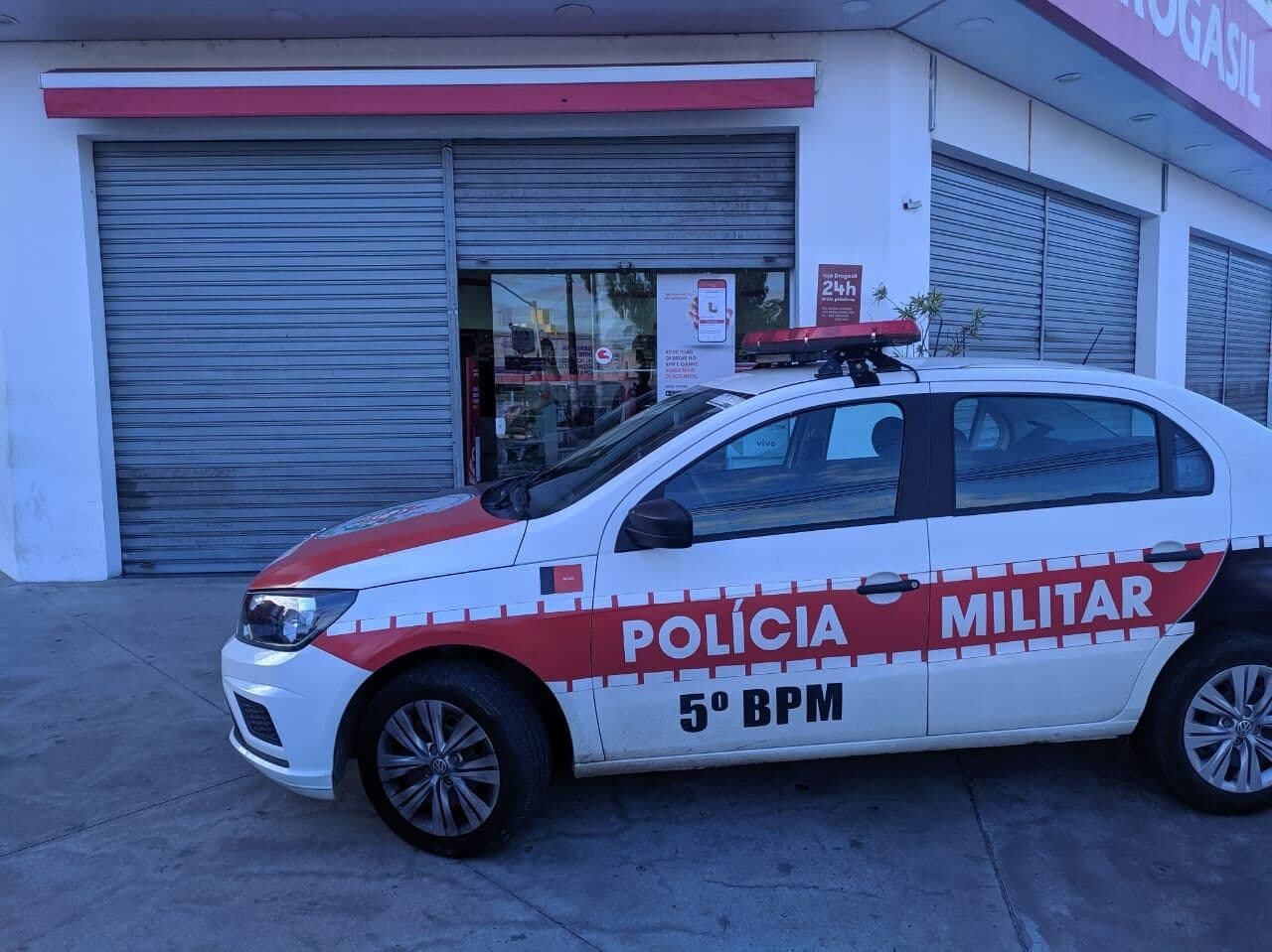 Bandidos arrombam farmácia em João Pessoa