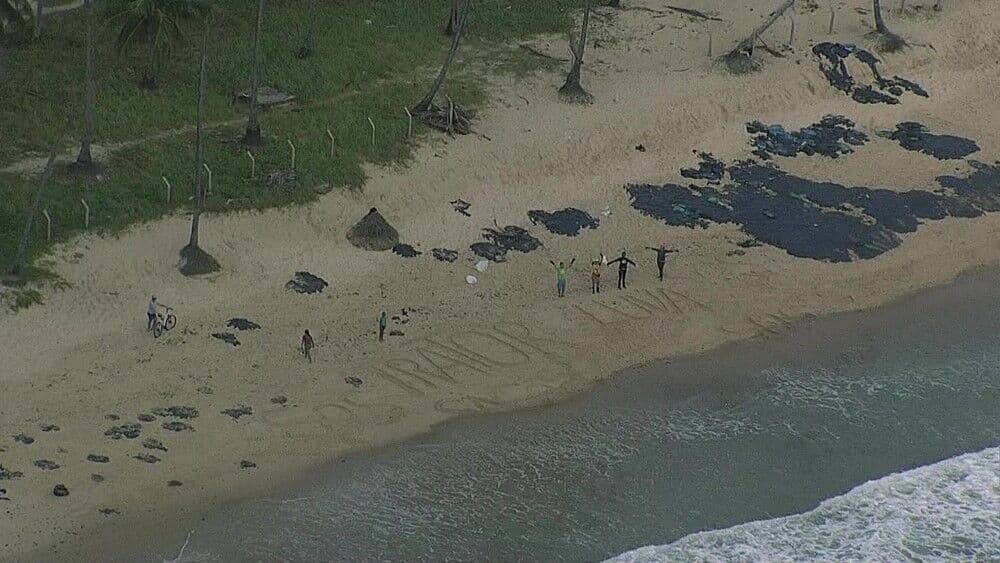 Voluntários pedem luva e trator por mensagem na areia após óleo atingir praias do Cabo de Santo Agostinho