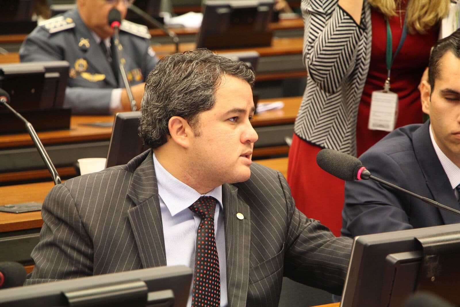 Efraim Filho divulga nota de pesar pela morte do radialista Anacleto Reinaldo