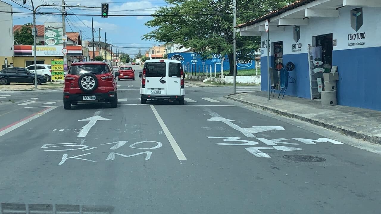 Vândalos picham sinalizações adulteradas e confundem trânsito em ruas de Campina Grande