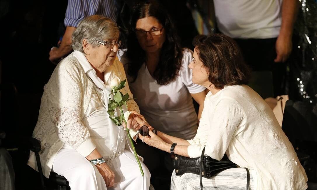 Famosos consolam mãe de Jorge Fernando em velório do ator e diretor no Rio