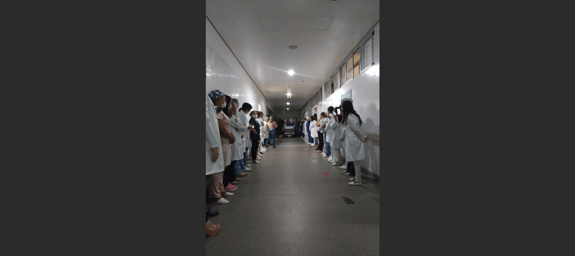 Profissionais do Trauma de CG fazem corredor humano em gratidão a doação de órgãos de menino morto