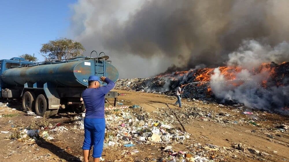 Incêndio de grandes proporções atinge lixão em Patos