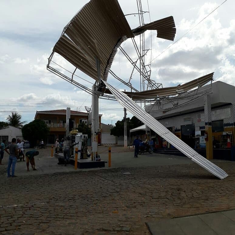 Ventania 'arranca' teto de posto de combustíveis, no Sertão da Paraíba
