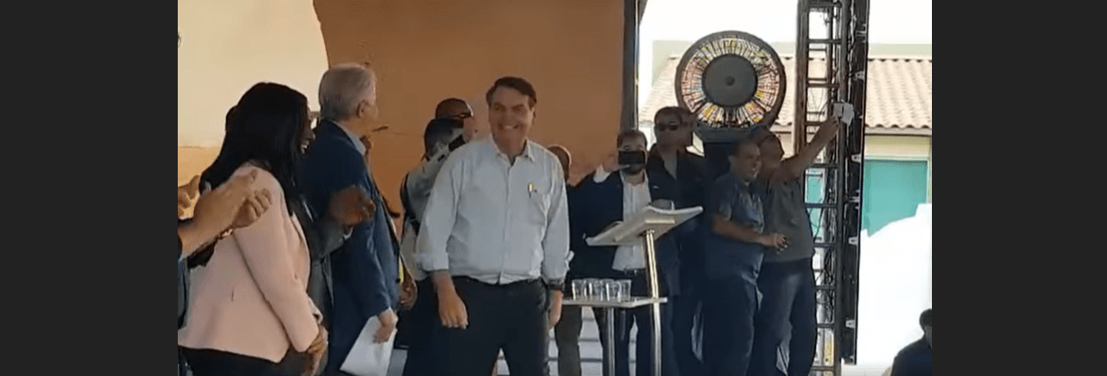 Bolsonaro grita 'ihuuul' em Campina Grande após música sobre a Paraíba