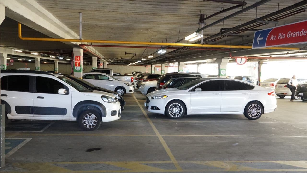 Supermercado Extra mantém regras antigas na cobrança de estacionamento e descumpre nova lei