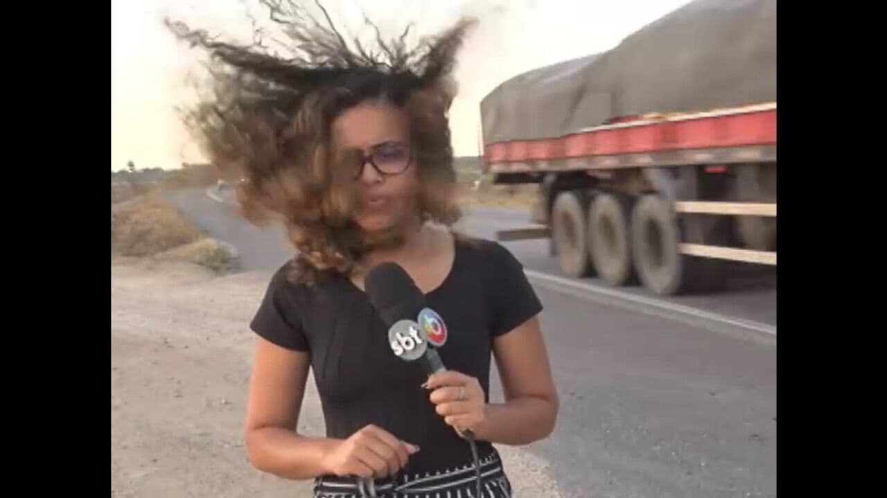 Ventania assanha cabelo de repórter do SBT na Paraíba durante gravação e vídeo viraliza