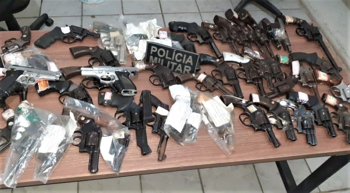 Bandidos invadem Fórum, rendem juiz e vigilante e roubam mais de 60 armas na Paraíba