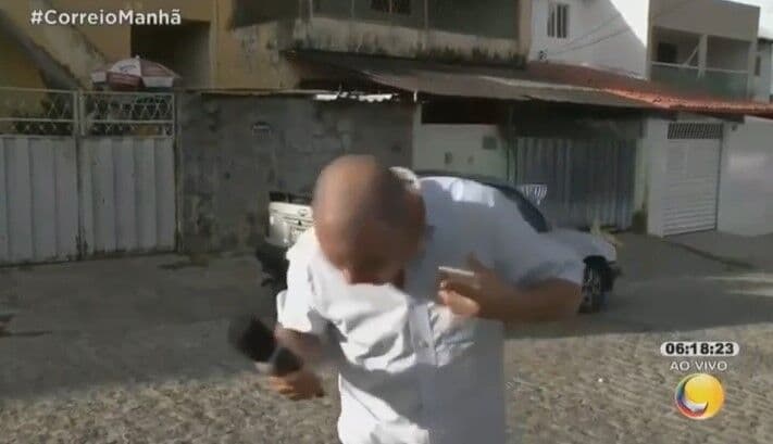 Repórter de afiliada da Record na Paraíba, Mofi engole mosca ao vivo