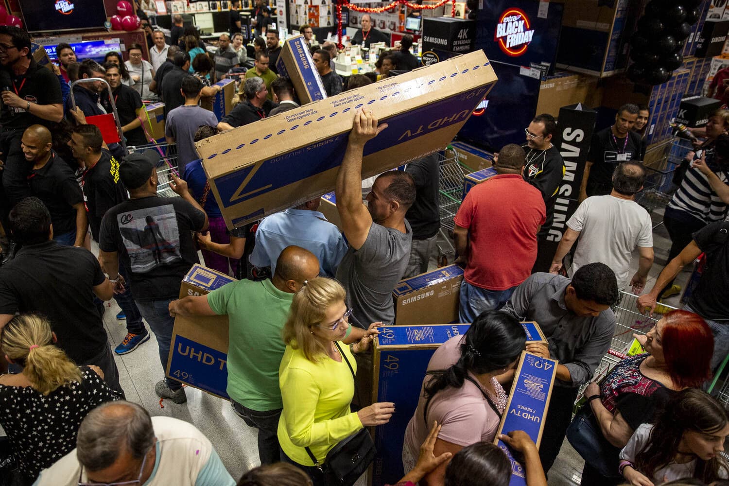 Supermercados dão descontos de cervejas a fraldas na Black Friday