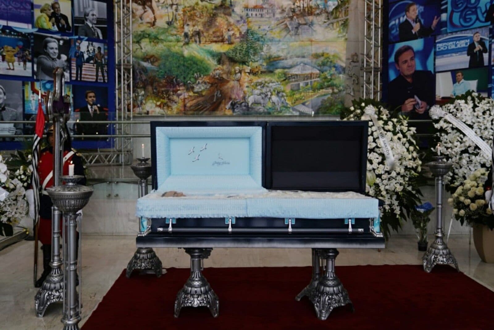 Velório de Gugu Liberato vai até as 10h desta sexta