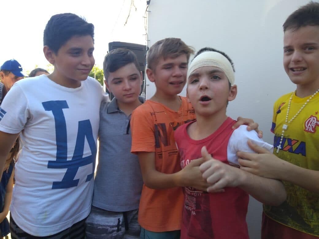 Menino que sobreviveu após ser arremessado de carro volta para casa e emociona moradores na PB