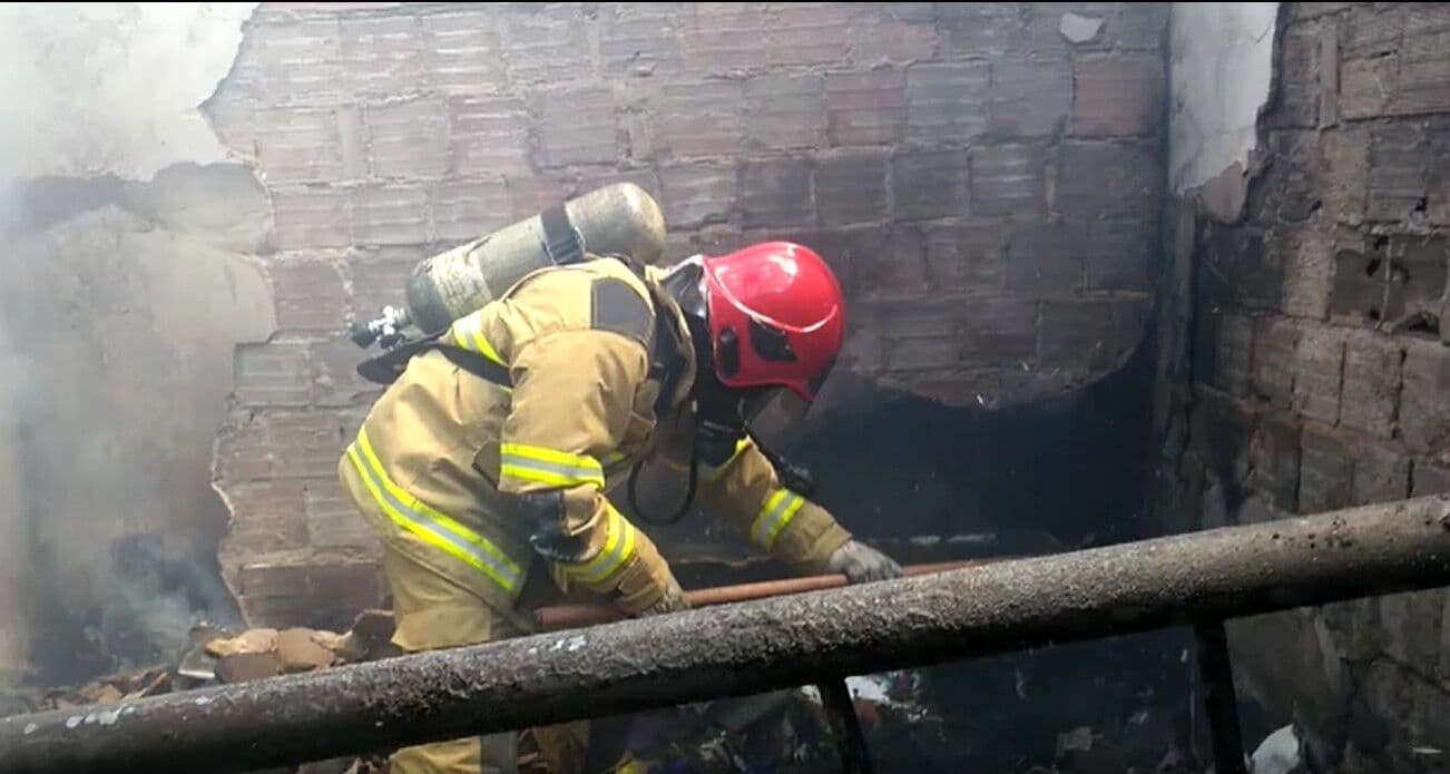 Incêndio atinge casa e criança morre soterrada em João Pessoa