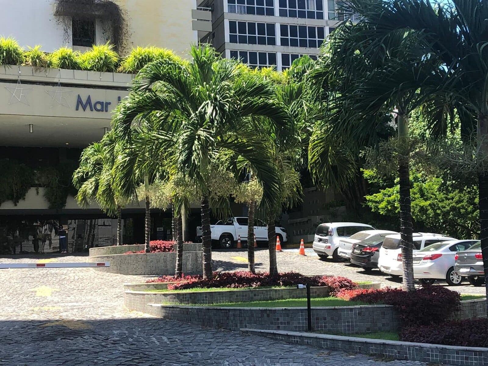 Psicólogo paraibano suspeito de agredir ex-mulher e efetuar disparos segue foragido; feridos estão internados