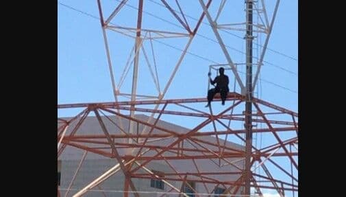 Homem escala torre de telefonia no Sertão; caso é acompanhado pela PM, Corpo de Bombeiros e Samu