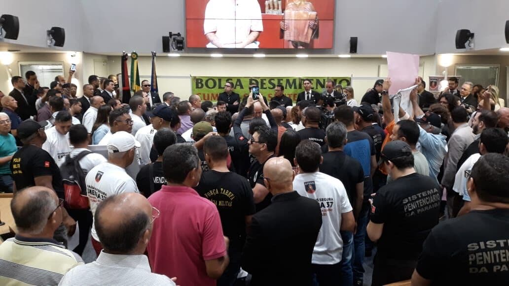 Militares licenciados ocupam plenário da ALPB em protesto por adiamento de audiência pública