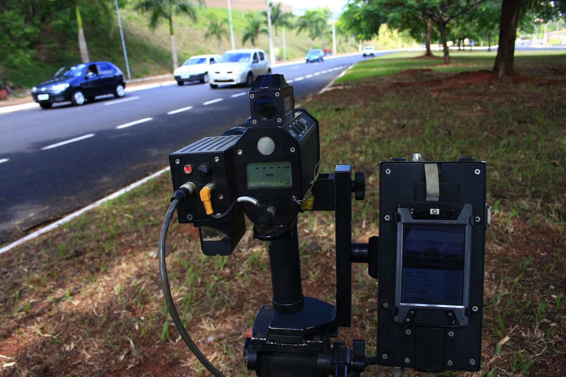 Bolsonaro diz que AGU vai recorrer da decisão que autoriza uso de radar em rodovias
