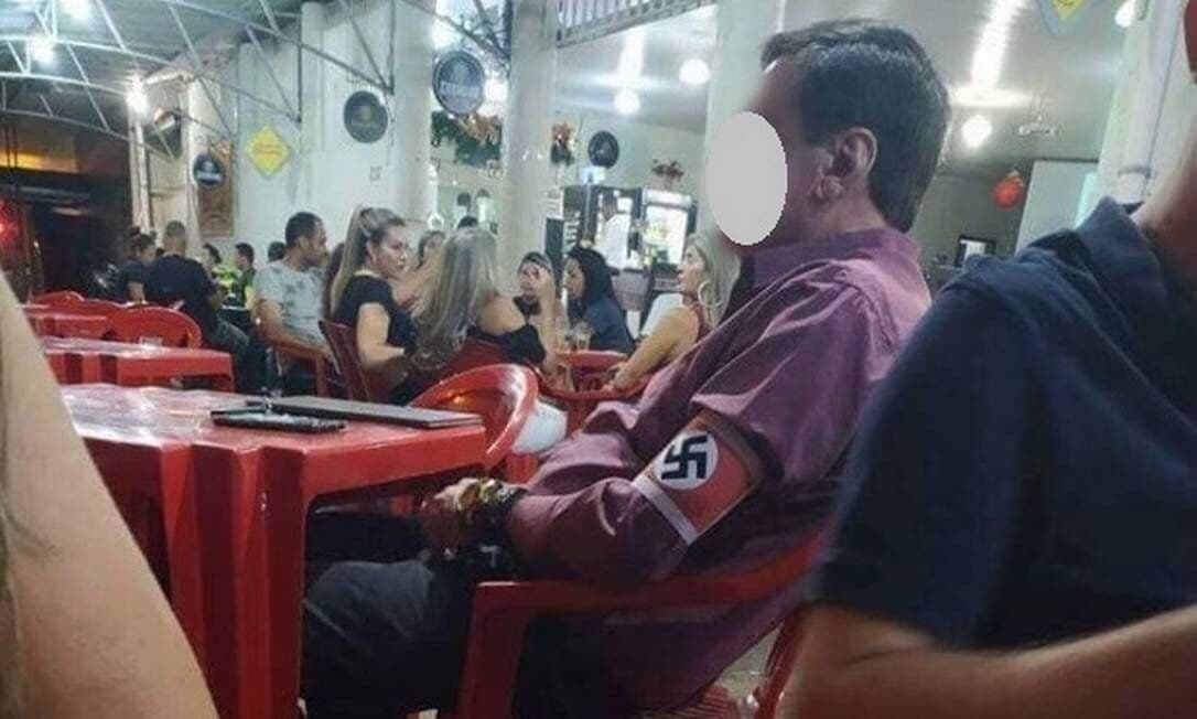 Homem usa símbolo nazista em bar de MG; conduta de PMs no caso é investigada