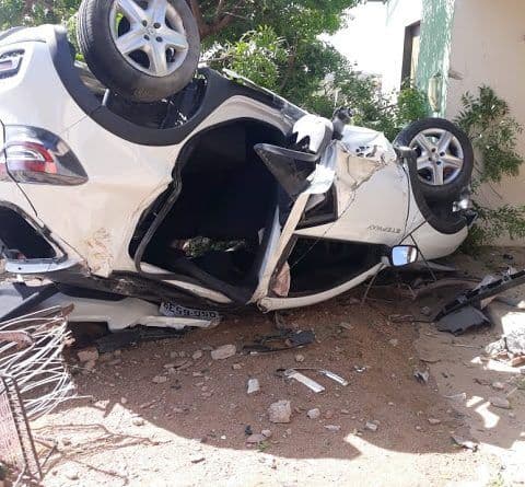 Motorista é arremessado e carro capotado atinge casa no Sertão da Paraíba