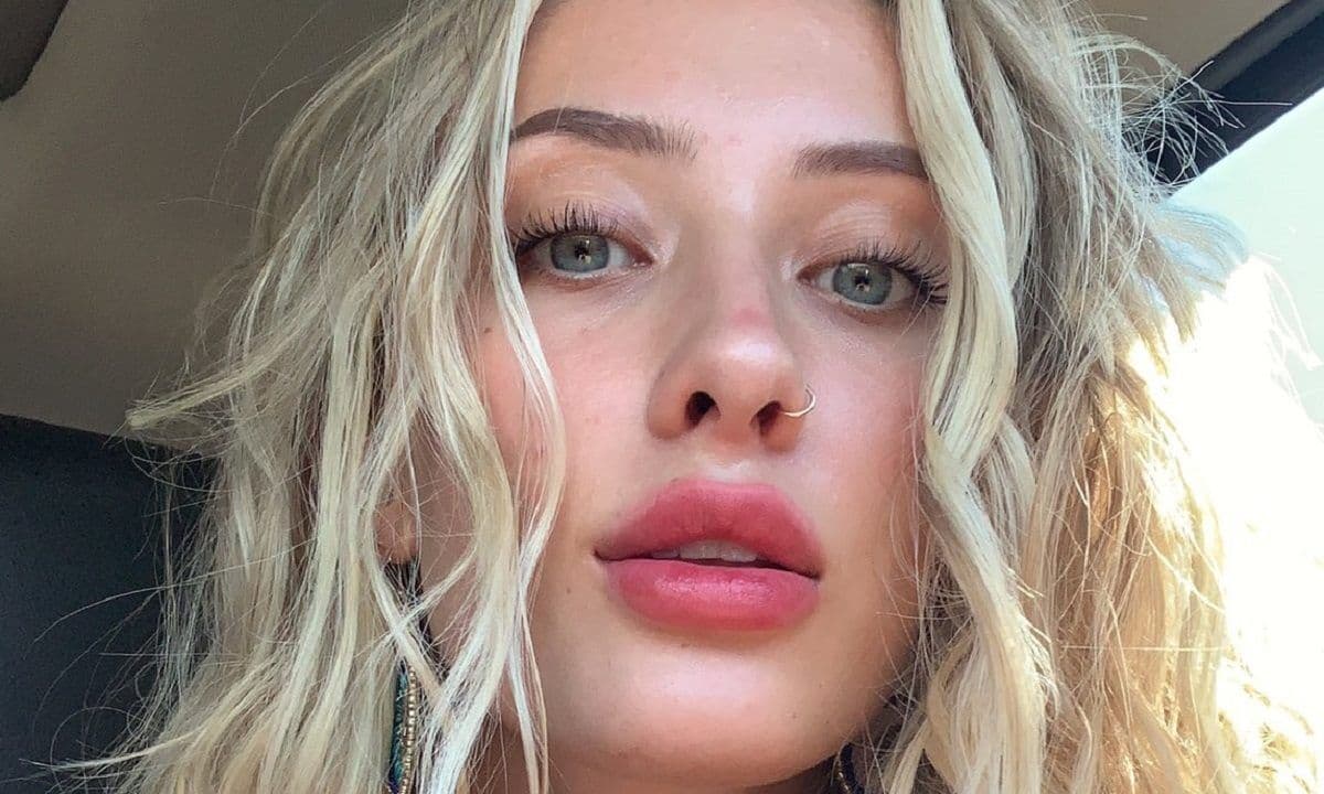 Instagram deleta conta de modelo que arrecadou US$ 500 mil para combate a incêndios na Austrália com nudes