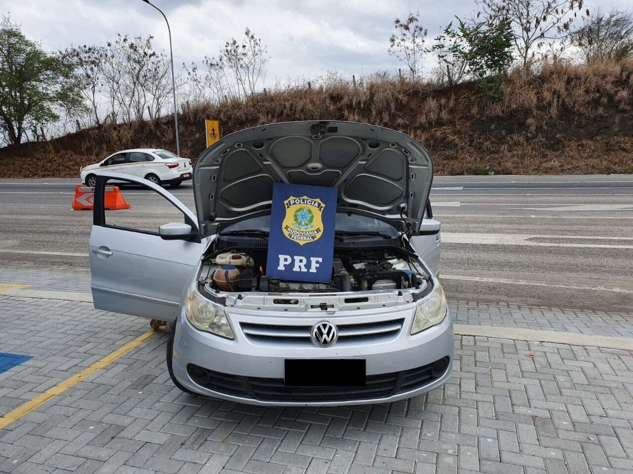 Trio tenta atropelar policiais, é detido com carro roubado e PRF identifica dupla que assaltou loja