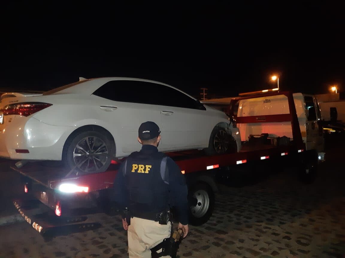 Motorista embriagado foge da PRF em Intermares, quase atropela policiais e bate carro em calçada