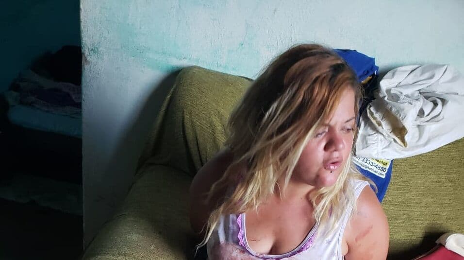 Mulher suspeita de matar marido a facadas e avisar do crime por áudio cumprirá prisão domiciliar