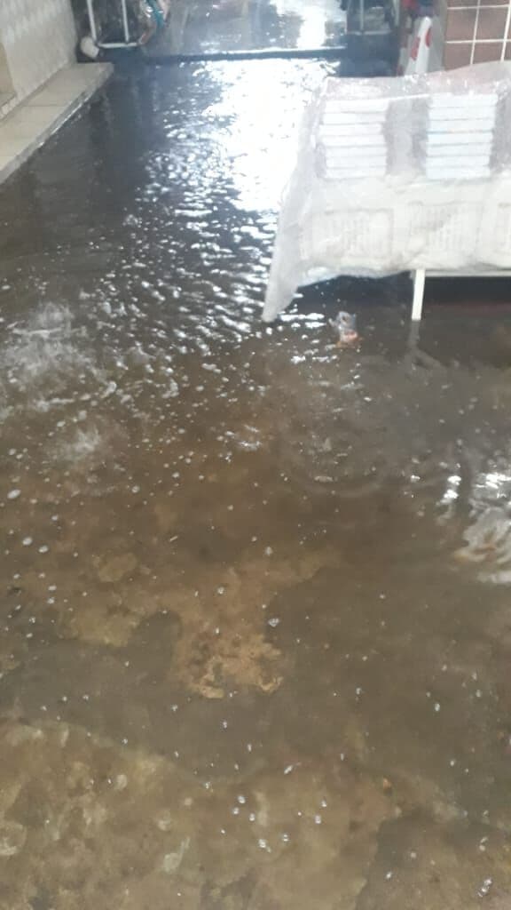 Temporal deixa comércio e casas alagados e provoca curto-circuito em Patos