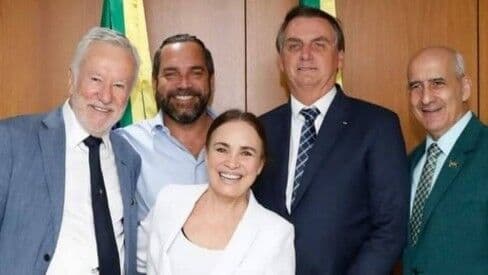Filho de Regina Duarte é aliado no 'noivado' da atriz com Bolsonaro