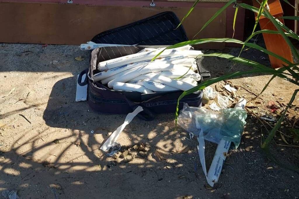 Mala com 40 bananas de dinamite é abandonada em calçada no interior de SP