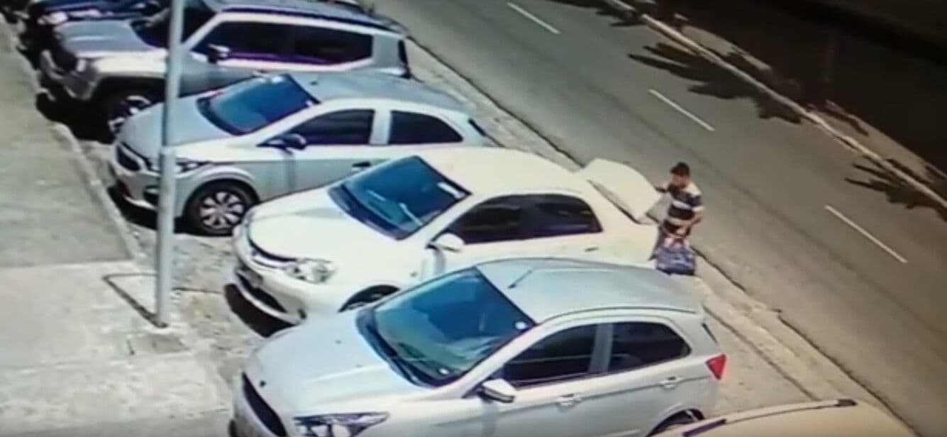 Vídeo mostra ação de bandido que bloqueia trava de carro e furta bolsas em estacionamento de shopping em João Pessoa