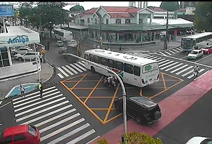Protesto contra aumento das passagens bloqueia trânsito de ônibus no Parque Solon de Lucena